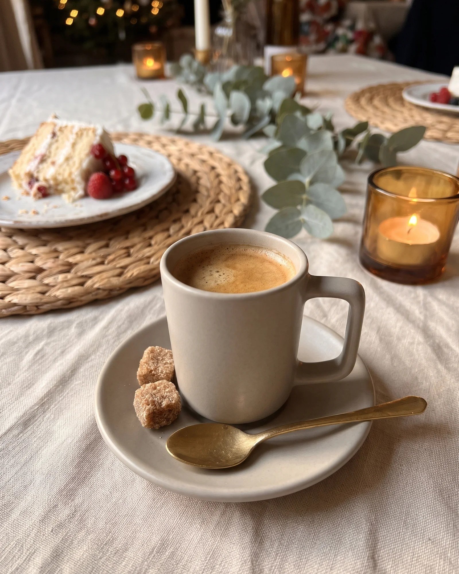 Tasse à expresso et sous-tasse en grès mat taupe sur une table de mariage bohème